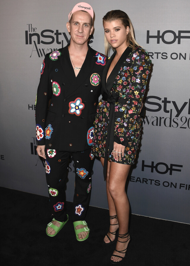 «IT»-JENTE: Sofia Richie, datter av sangstjernen Lionel Richie, var også blant gjestene på InStyle Awards. Hun kom sammen med Moschinos kreative sjef, Jeremy Scott, og var selvsagt iført et antrekk fra motehuset. Foto: SipaUSA «IT»-JENTE: Sofia Richie, datter av sangstjernen Lionel Richie, var også blant gjestene på InStyle Awards. Hun kom sammen med Moschinos kreative sjef, Jeremy Scott, og var selvsagt iført et antrekk fra motehuset. Foto: SipaUSA